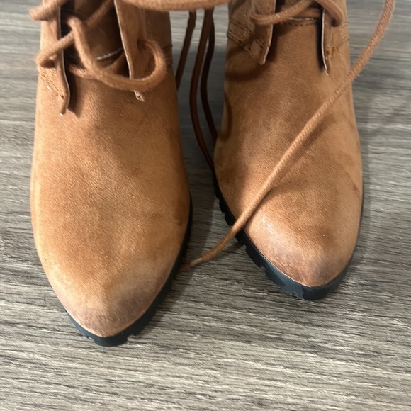 QUIPD WEDGE FAUX SUEDE LACE UP WEDGE ANKLE BOOTIES IN BROWN SIZE 7 - Picture 5 of 8